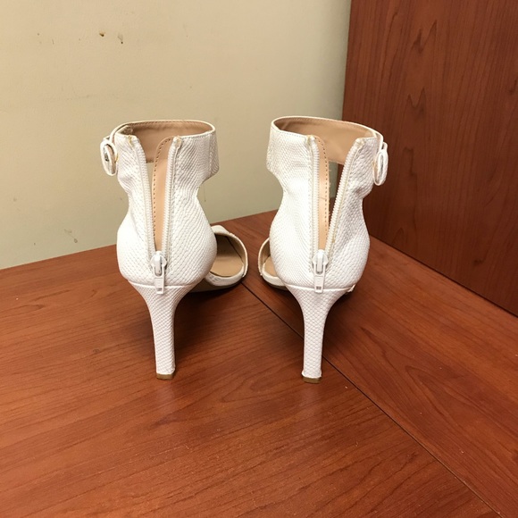 Expression White Pump Shoes - Picture 3 of 4